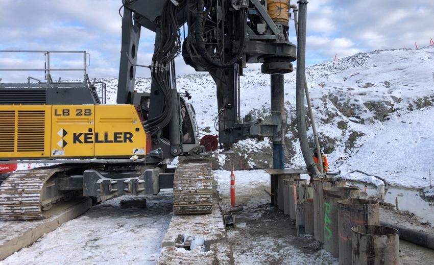 Interlocking pipe piles rig at work